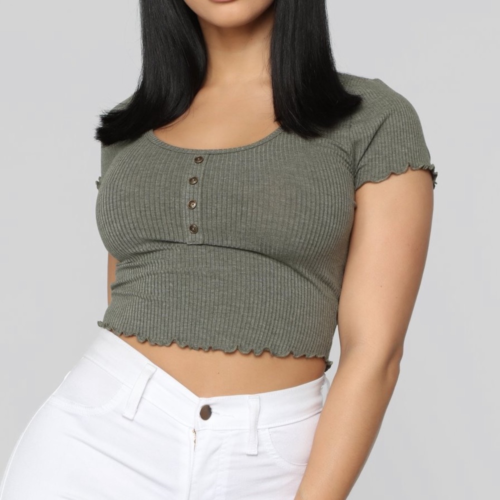 OLIVE BUTTON TEE (CROP TOP)
